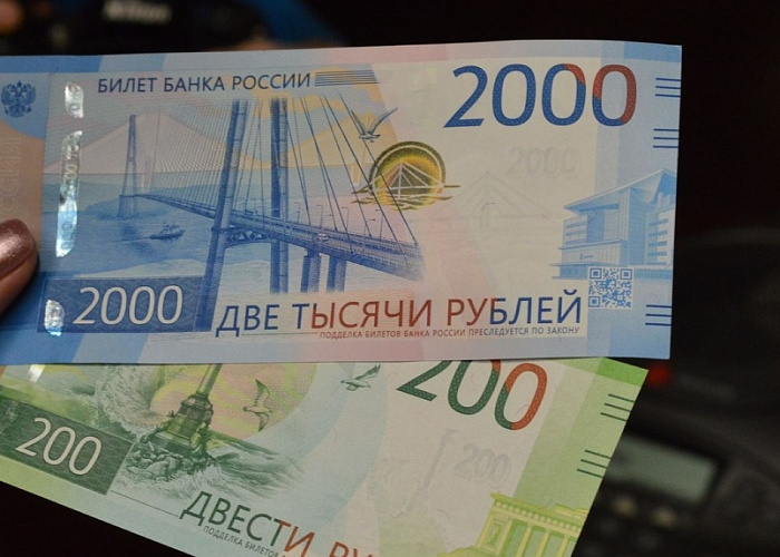 Банкнот 200 и 2000 рублей стало больше