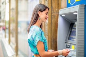 Три четверти россиян оплачивают покупки банковской картой