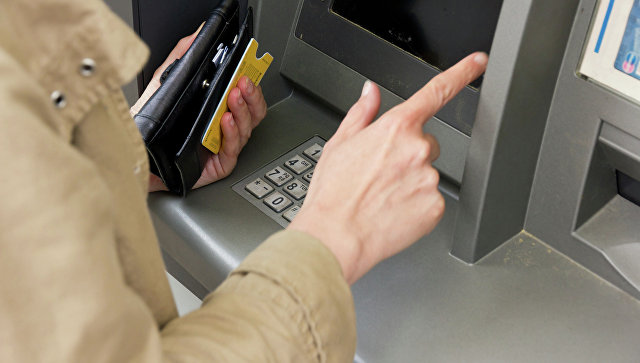 Русский Стандарт изучил пик снятий наличных в банкоматах с карт сторонних банков