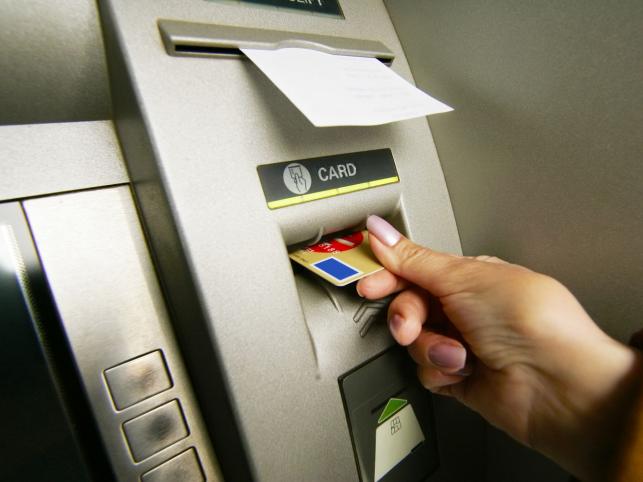 ЦБ и ФАС рекомендуют уведомлять о комиссии при оплате через банкоматы и терминалы