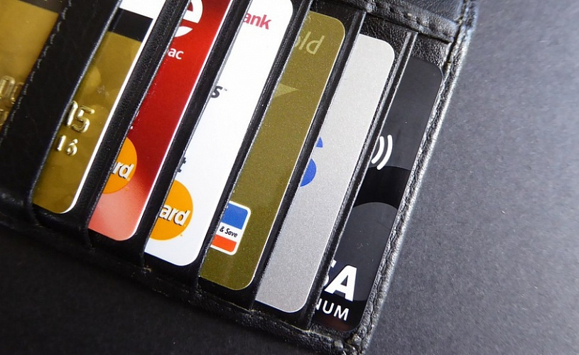 Россияне второй месяц подряд берут рекордное количество кредитных карт
