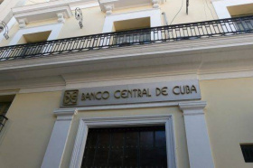 ЦБ Кубы запретил компаниям использовать банкоматы и ограничил сделки с наличными