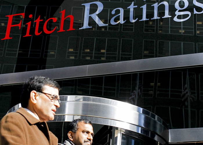 Fitch изменило прогноз по 15 российским банкам на негативный