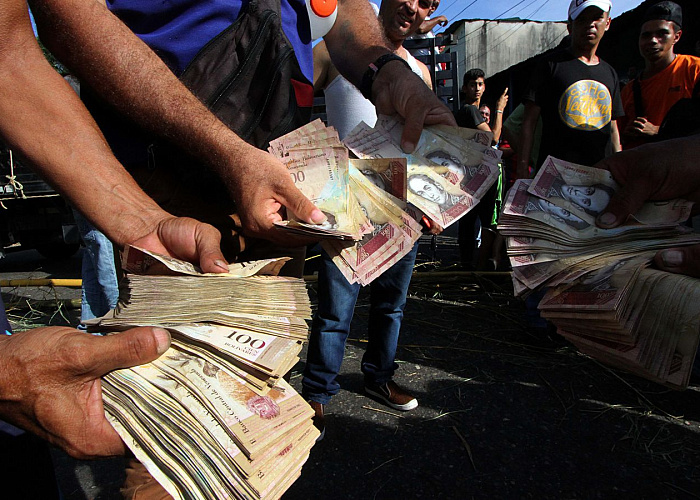 Венесуэла либерализовала валютный рынок